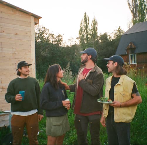 Photo des trois membres fondateur du jardin des chefs en compagnie de leur collègue et ami Elie