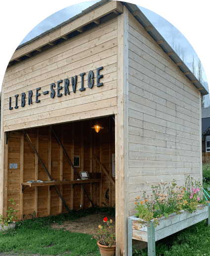 Kiosque de libre-service devant la ferme du jardin des chefs.