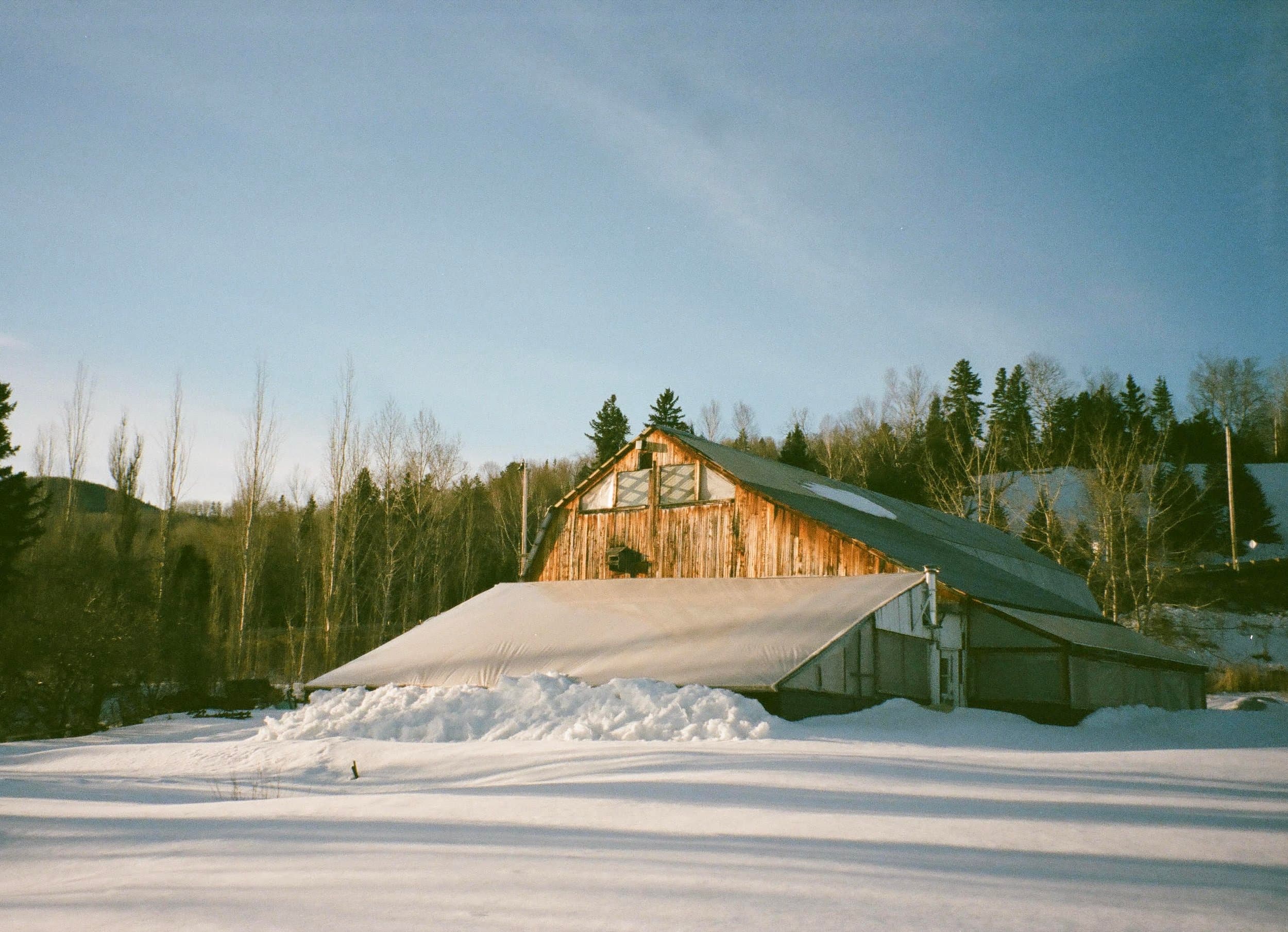 Grange sur le terrain du Jardin des chefs, photographié l'hiver.